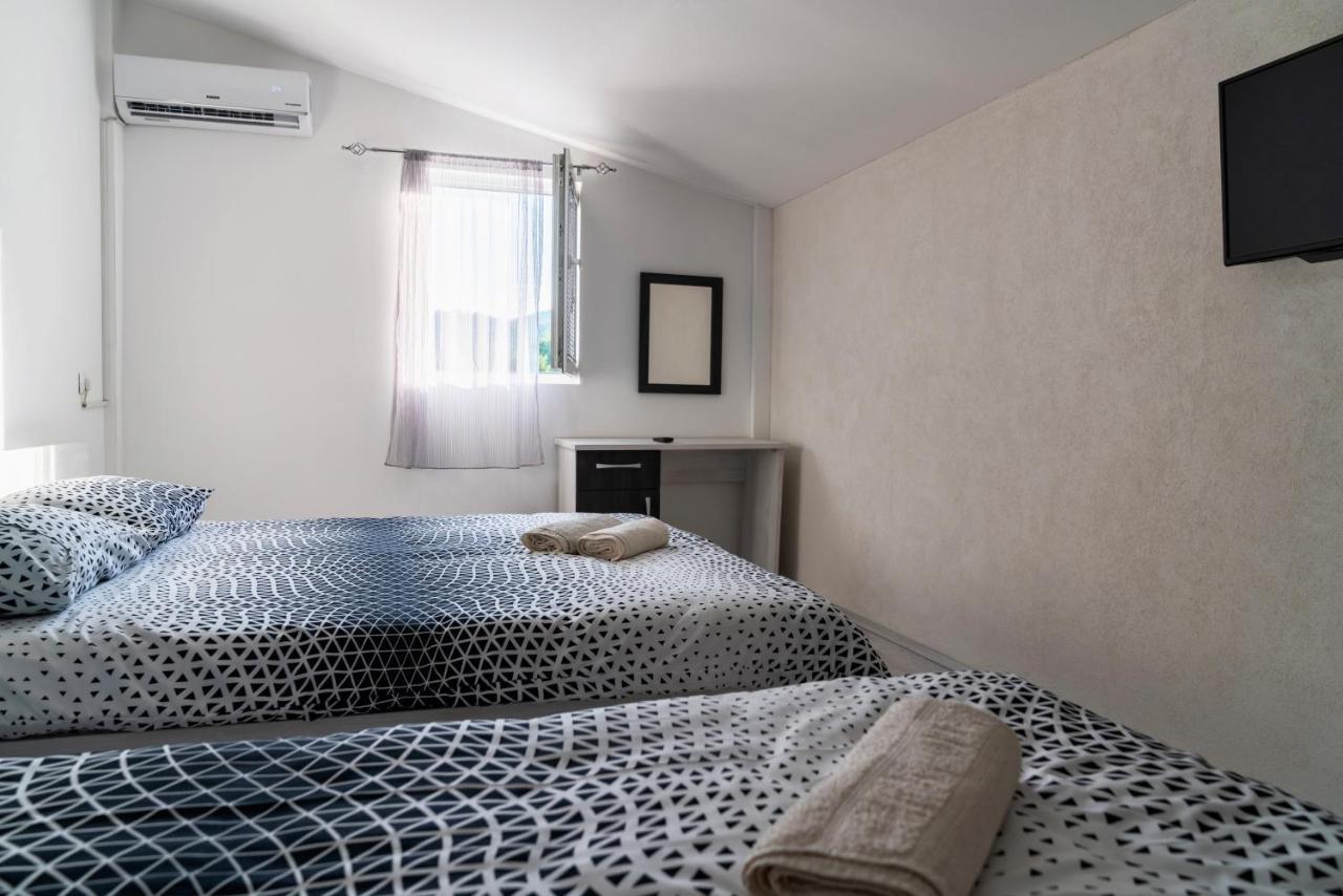 Hotel Praga Gorno Lakocerej Esterno foto